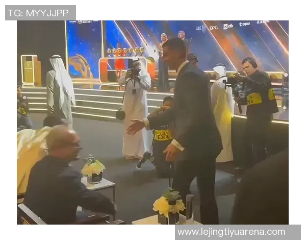 伊涅斯塔荣获环足奖生涯贡献奖与德约维蒂尼亚合影庆祝